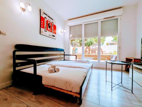 une chambre avec un lit avec deux ours en peluche dessus dans l'établissement Chic and spacious apart with parking and garden, à Saint-Denis