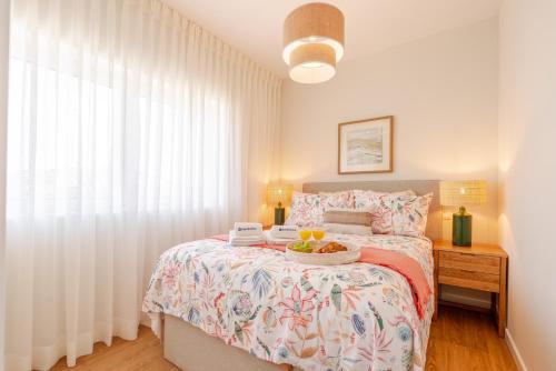 ein Schlafzimmer mit einem Bett, auf dem ein Tablett mit Essen steht in der Unterkunft Stylish & Spacious Apartment by HostWise in Porto