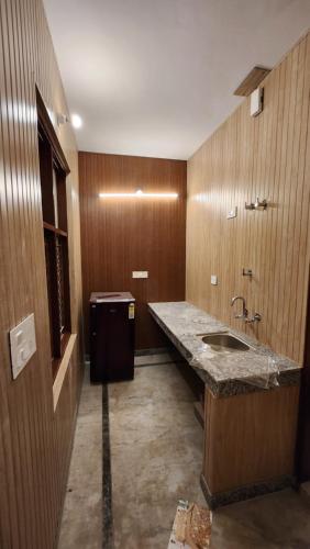 una cucina con bancone e lavandino in una stanza di Classy cottage a Gurgaon