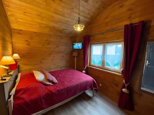 Postel nebo postele na pokoji v ubytování Gîte La Cabane À Ingalls