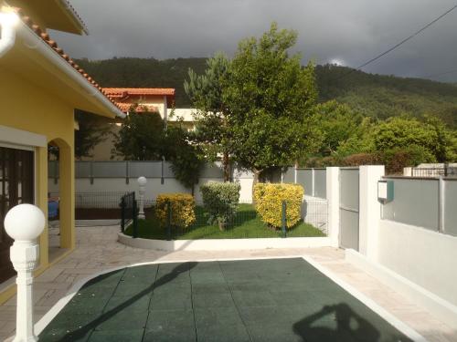 una entrada de una casa con una valla blanca en CasaRada, en Carreço