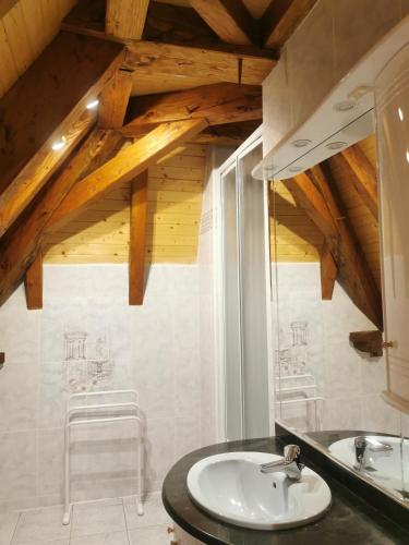 une salle de bain avec un lavabo et un miroir dans l'établissement Moulin Haut, à Rouffignac-Saint-Cernin-de-Reilhac