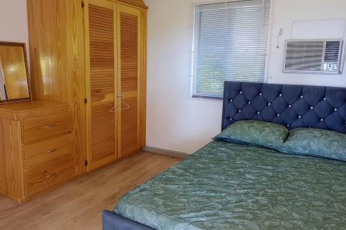 Una cama o camas en una habitación de 2-Bed-Sleeps 5-Private terrace-Sea View-Parking