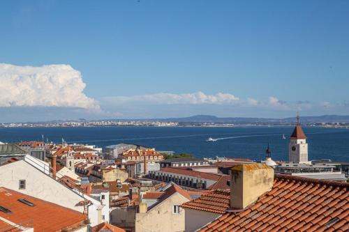 Spacious 6Bedroom House w/ Sunny Terrace in Lisbon