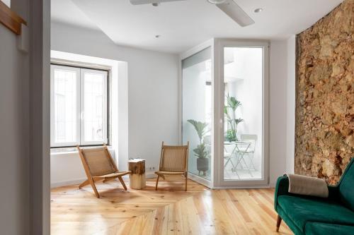 Spacious 6Bedroom House w/ Sunny Terrace in Lisbon