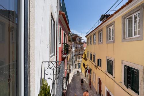 Spacious 6Bedroom House w/ Sunny Terrace in Lisbon