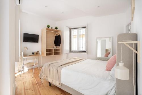 Spacious 6Bedroom House w/ Sunny Terrace in Lisbon
