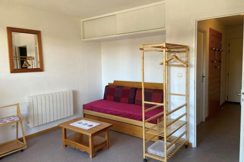 - une chambre avec un lit superposé avec une échelle et une table dans l'établissement Cosy nest near the SuperDévoluy ski resort, à Saint-Étienne-en-Dévoluy