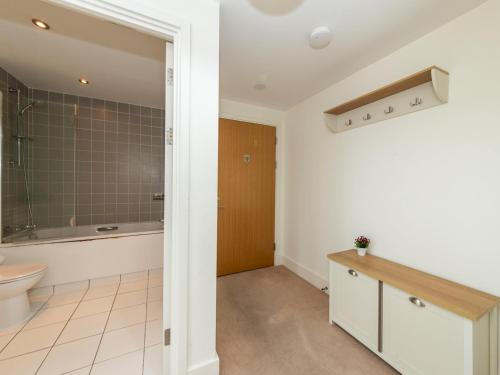 a bathroom with a toilet and a tub and a sink at Stylish Central 1-Bed Flat with Private Balcony Pass the Keys in Reading