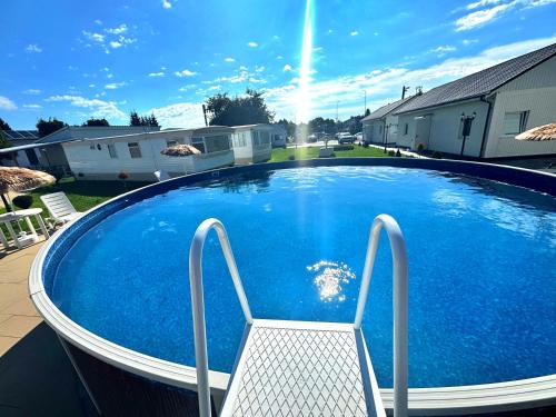 プシェムィシルにあるMotel Restの庭園内のスイミングプール(椅子付)