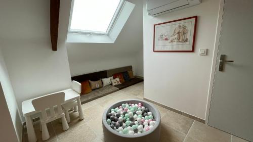 a room with a bowl of balls on the floor at Au Gré des Souvenirs, gite 4 à 10 pers, clim, jacuzzi, loisirs in Château-la-Vallière