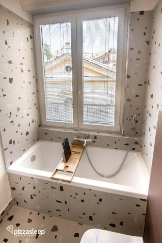 Un baño de PizzaSleep B&B