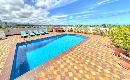 a swimming pool on the roof of a house at Hotel Albatross in Puerto Ayora