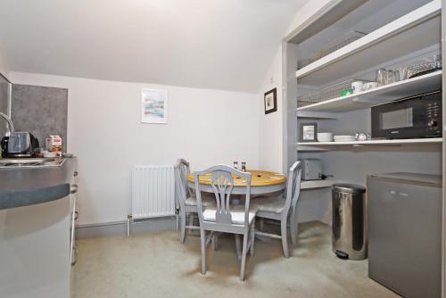 a kitchen and dining room with a table and chairs at Compton House Snug in Newark upon Trent
