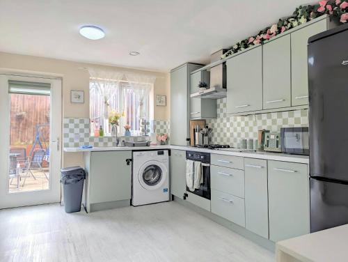 Køkken eller tekøkken på Stylish 4-Bed, 3-Bath Townhouse with Free Parking