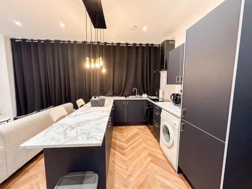 ルートンにあるModern 2 Bedroom Flat in Luton Town Centreのシンクと洗濯機付きのキッチン