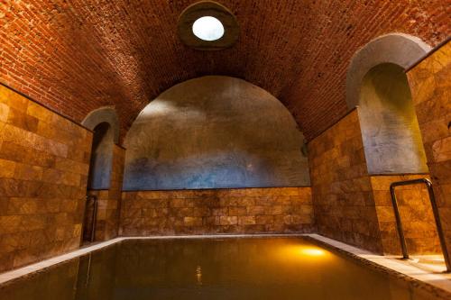 GraenaにあるHotel Balneario de Graenaの煉瓦造りの建物内の水のプール