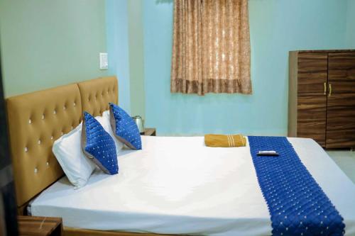 ウッジャインにあるHotel shiv gangaの青い壁のベッド(青い枕付)