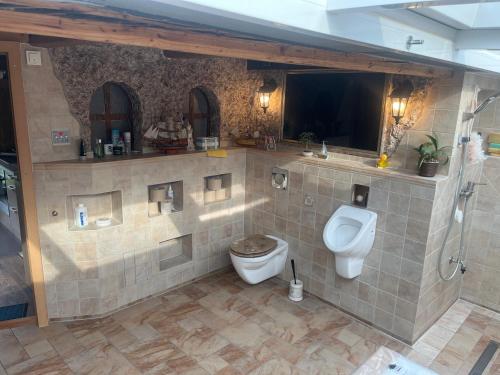 LeunaにあるPension 10 Bettenのバスルーム(トイレ、便器付)