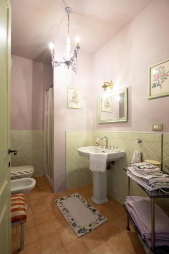 a bathroom with a sink and a toilet at Agriturismo CASA DELLE VIOLE in Fornovo di Taro