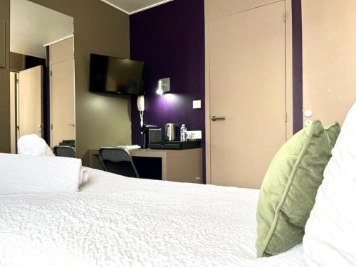 Postel nebo postele na pokoji v ubytování HOTEL & SPA Le Renard Centre