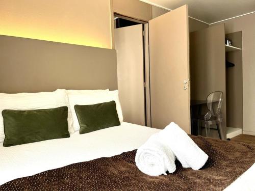 Postel nebo postele na pokoji v ubytování HOTEL & SPA Le Renard Centre