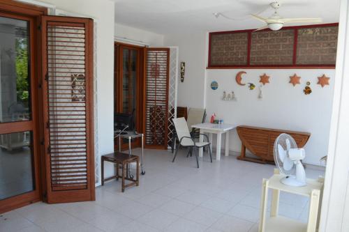 een woonkamer met tafels en stoelen en een plafond bij Villa Eugenia - Mondello Beach in Palermo