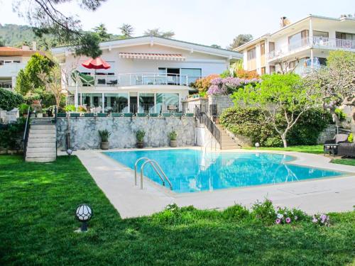 イスタンブールにあるVilla Büyükadaの庭にスイミングプールがある家