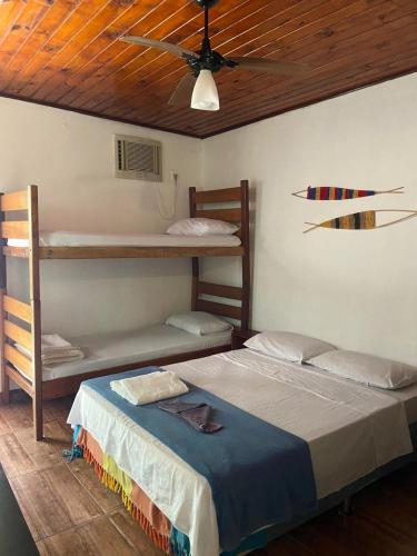 Katil atau katil-katil dalam bilik di Pousada & Hostel Bicho Preguiça