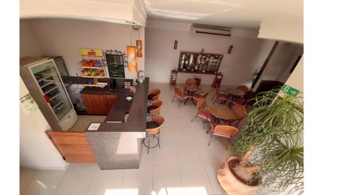 an overhead view of a restaurant with tables and chairs at Limeira Verona Hotel in Limeira