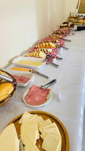 een lange tafel vol kaas en ander eten bij Ecopousada Garten Haus in Santa Teresa