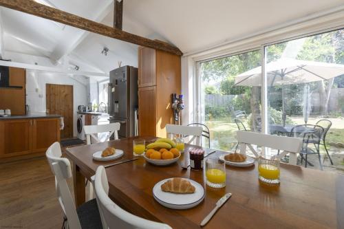 a table with a bowl of fruit on it in a kitchen at Orchard Cottage in Oxford