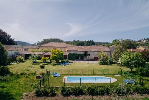 ポーヴォア・デ・ラニョゾにあるCasa de Requeixoの庭にプールがある家