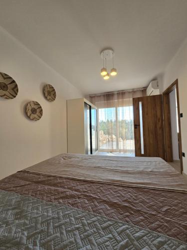 a large bed in a room with a large window at Villa & Apartament Armonia 3 Gaia Flora GRECJA KRETA in Vamos