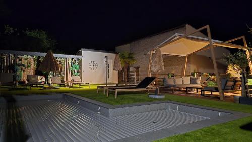Bazén v ubytování Domaine Dorimar nebo v jeho okolí
