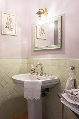 a bathroom with a white sink and a mirror at Agriturismo CASA DELLE VIOLE in Fornovo di Taro