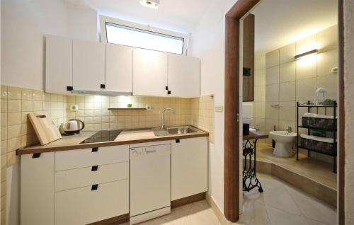 1 Bedroom Stunning Apartment In Bibinje