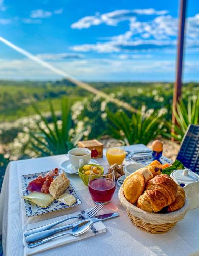un tavolo con colazione a base di croissant e pane di Château le Bouïs a Gruissan