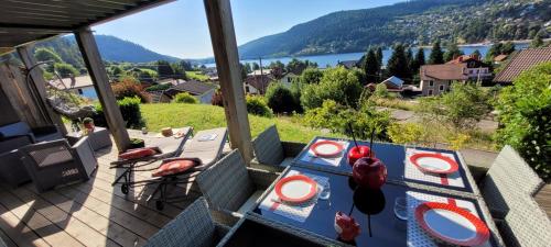Appartement cosy - grande terrasse pleine vue lac