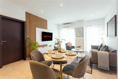 TV a/nebo společenská místnost v ubytování Luxury One-Bedroom Apt at The Signature Near Airport