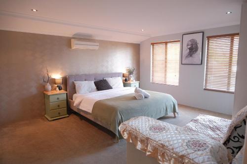 Ένα ή περισσότερα κρεβάτια σε δωμάτιο στο Perth Airport Stay 5BR House with 6 Beds &Parking