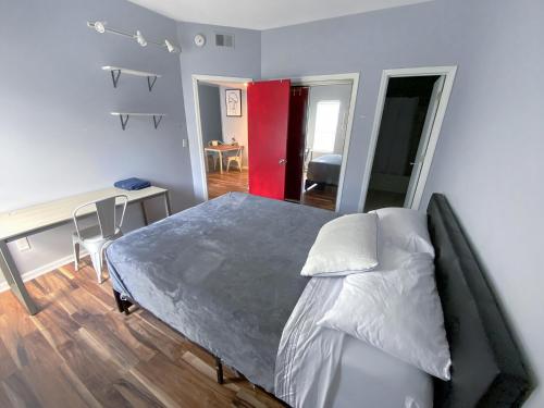 ein Schlafzimmer mit Bett und ein Esszimmer in der Unterkunft Corporate Suite Midtown Wilmington in Wilmington