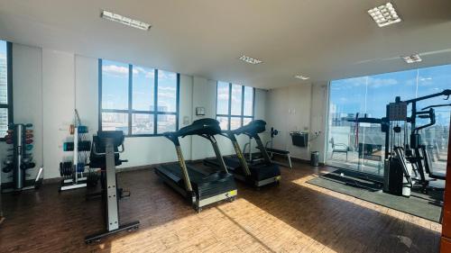 ein Fitnessstudio mit Laufbändern und Geräten in einem Gebäude in der Unterkunft Quarto Mobiliado no Hotel Comfort Taguatinga com Wi-Fi, Ar condicionado e Estacionamento Grátis in Brasilia