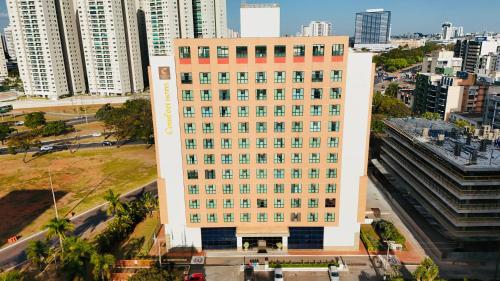 eine Draufsicht auf ein Gebäude in einer Stadt in der Unterkunft Quarto Mobiliado no Hotel Comfort Taguatinga com Wi-Fi, Ar condicionado e Estacionamento Grátis in Brasilia