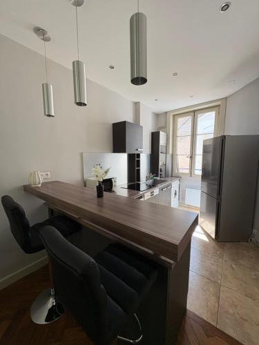 cocina con encimera de madera y nevera en Le Brottaux, en Lyon