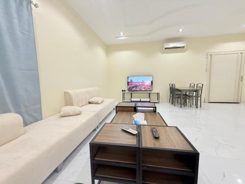 a living room with a couch and a table at استديو زارا in Taif