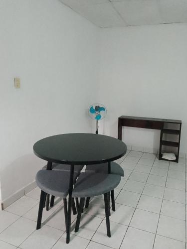 科万Cobán room的一张桌子和两张椅子以及一张桌子和一张桌子