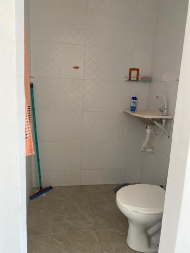 a bathroom with a toilet and a shower at Chalé Velho Chico in Canindé de São Francisco