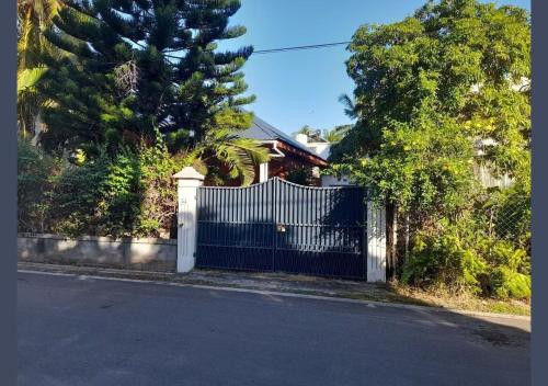 Flic en Flac 3-Bedroom Garden Villa, 3 Min Walk to Beach