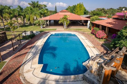 an overhead view of a swimming pool in front of a house at Casa Ambito in San Raymundo Jalpan